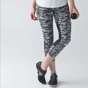 Nami Wave Lululemon Pace Rival Crop, size 10